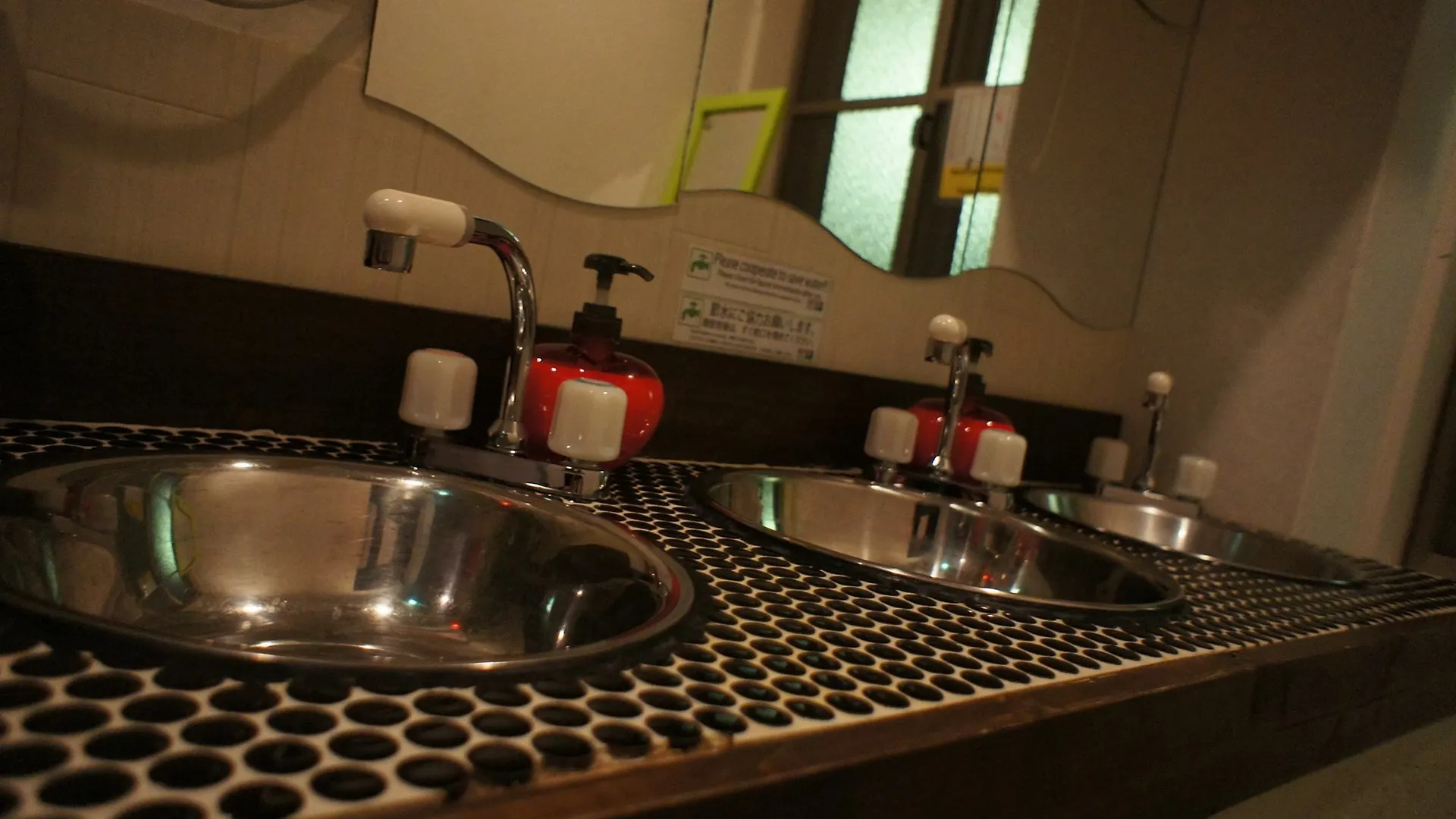 Hostel Base Point Osaka 0*,  Japan